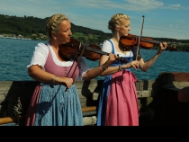 Bild  049 | 175  :: Dreh zu Servus TV "Heimatleuchten mit Conny Bürgler am Attersee"  auf der Plätte am See